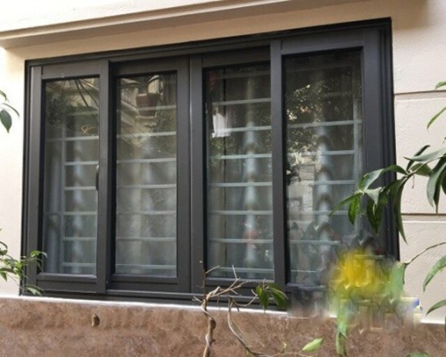 Những cửa sổ lùa 4 cánh vừa đẹp, vừa sang trọng, vừa tiện dụng và hiệu quả. Chúng giúp chống lại tiếng ồn và ánh sáng mặt trời mạnh, mang lại không gian sống thoải mái cho gia đình bạn. Hãy nhấn vào hình để khám phá thêm về những sản phẩm cửa sổ này!